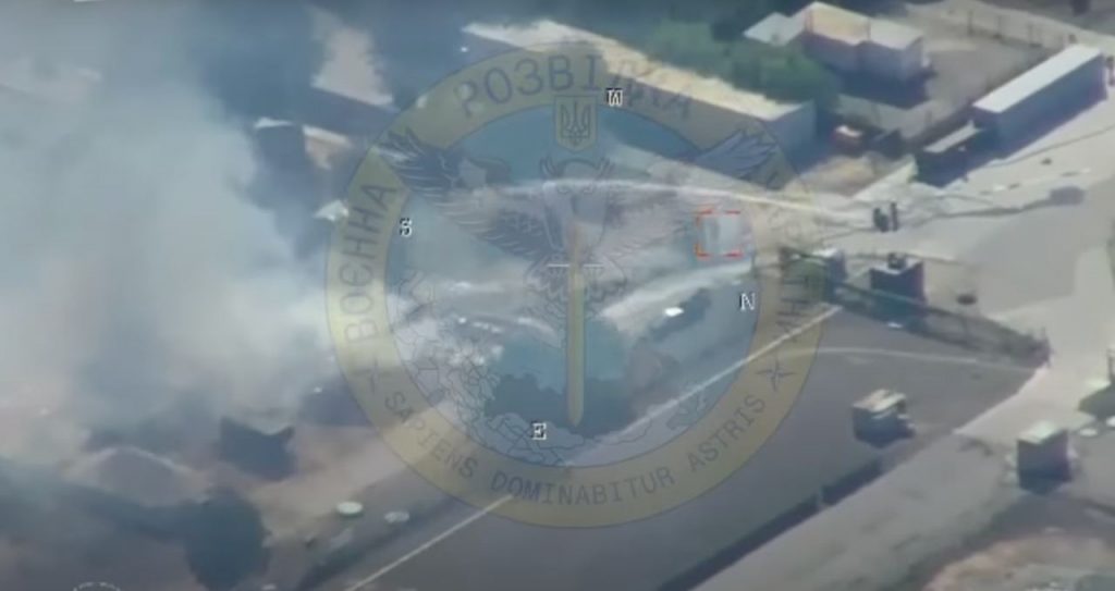Російські військові намагаються загасити пожежу в наметовому містечку, Енергодар, Запорізька область, липень 2022 Кадр з відео