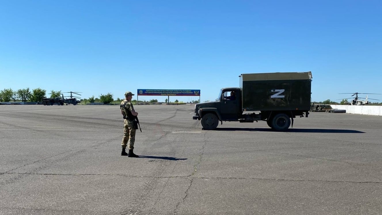 Ka-52 військових Росії на смузі Луганського аеропорту. Серпень 2022. Україна, Фото з соцмереж