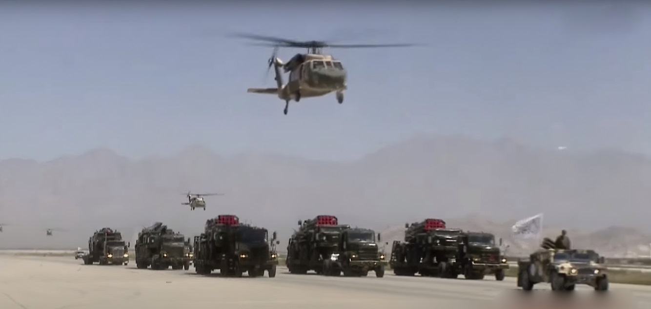 ОТРК "Луна-М", "Ельбрус", РСЗВ "Ураган", HMMWV та UH-60 "Black Hawk" сил Талібану на параді в Афганістані. Серпень 2022. Афганістан. Кадр з відео ЗМІ Афганістану