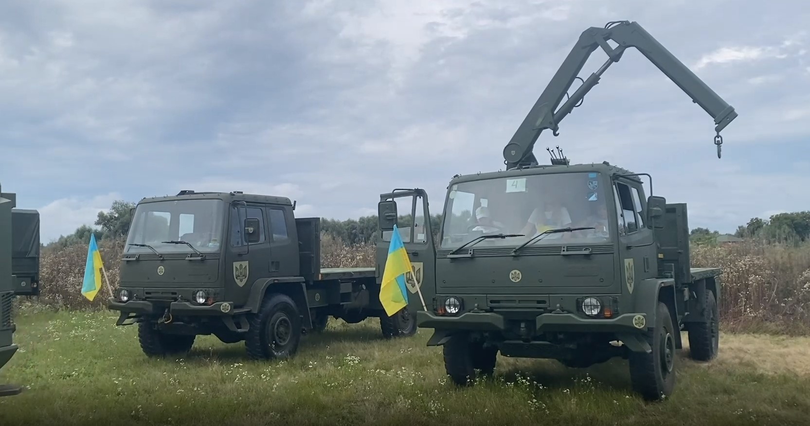 Вантажівки «Leyland DAF» для потреб військових України. Серпень 2022. Україна. Фото: Петро Порошенко