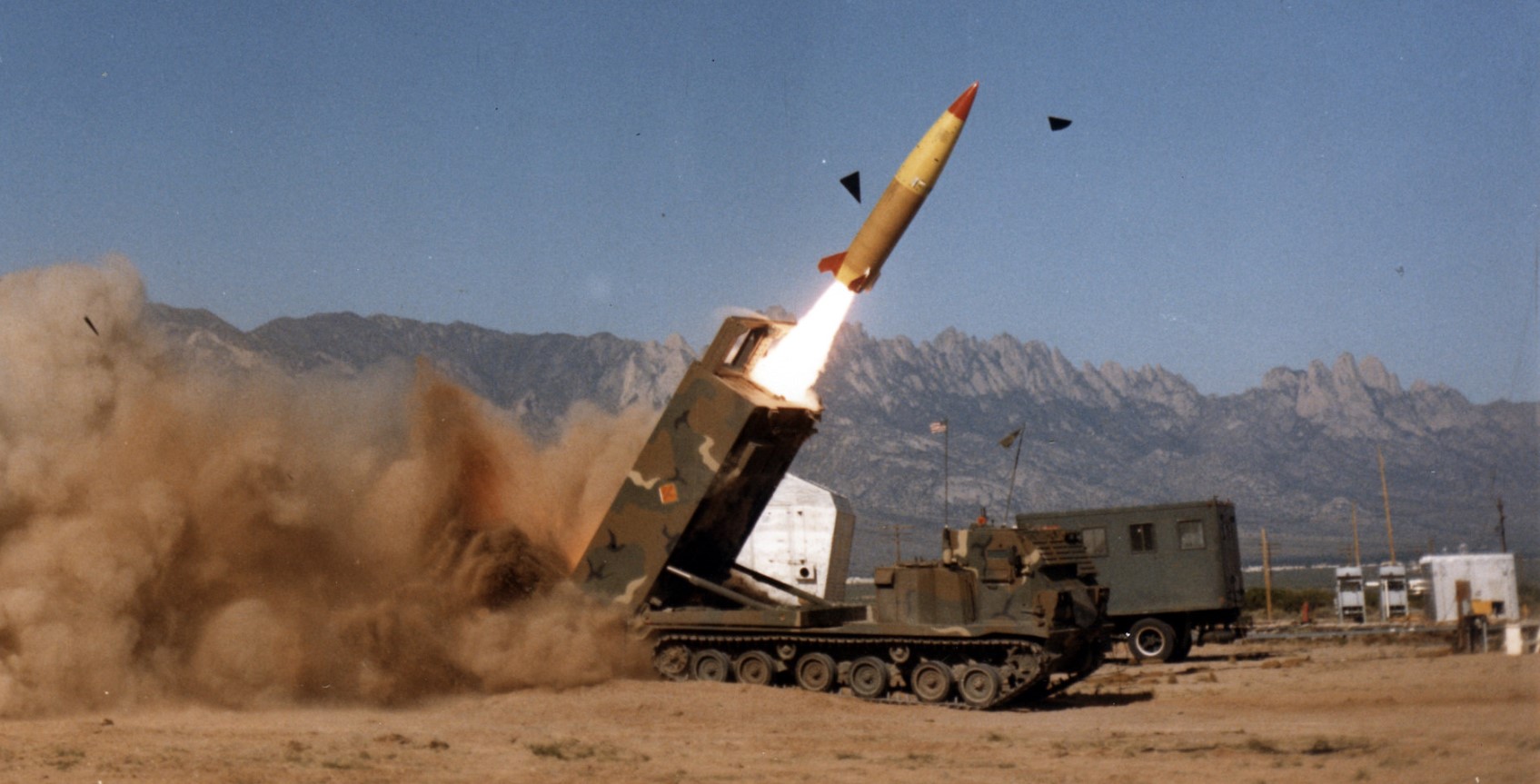 РСЗВ М270 запускає ракету ATACMS. 1990 рік. Фото: Tara Hutcheson