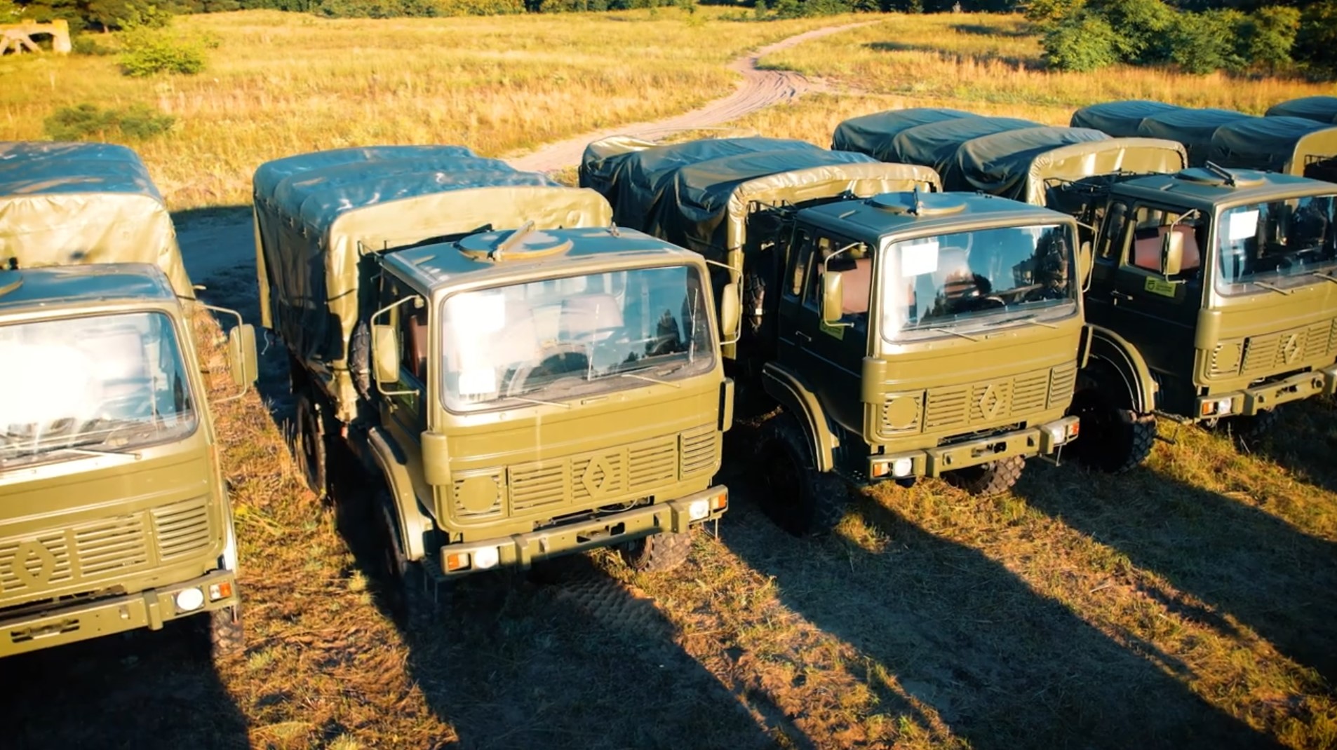 Вантажівки "Renault TRM2000" для потреб військових України. Серпень 2022. Україна. Кадр з відео від Бориса Філатова