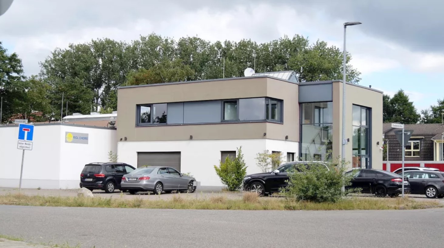 Німецькі митні слідчі провели обшук у приміщенні компанії Riol Chemie у Лілієнталі. Серпень 2022. Німеччина. Фото: Hüneke Film Production/Jörn Hüneke