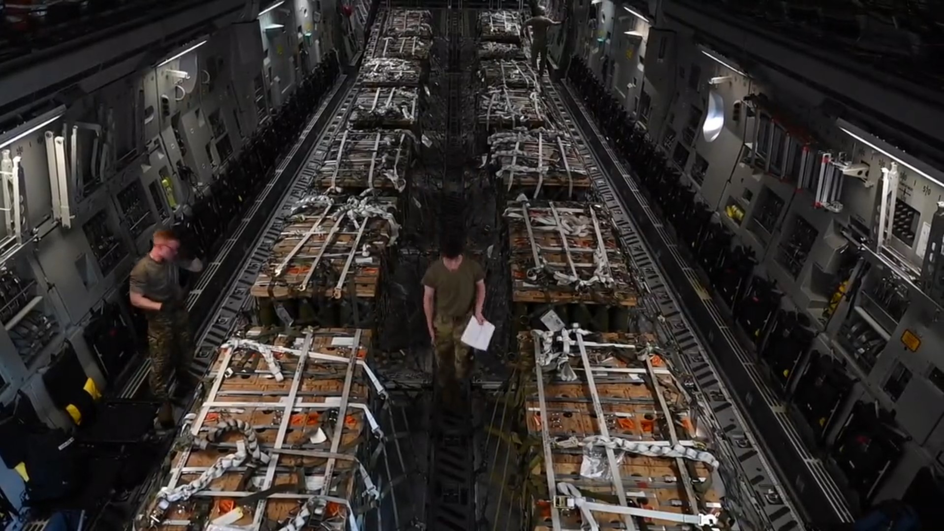 Завантаженні у літак C-17 Globemaster III Повітряних сил США боєприпаси 155-мм для військових України. Серпень 2022. США. Кадр з відео Міноборони США