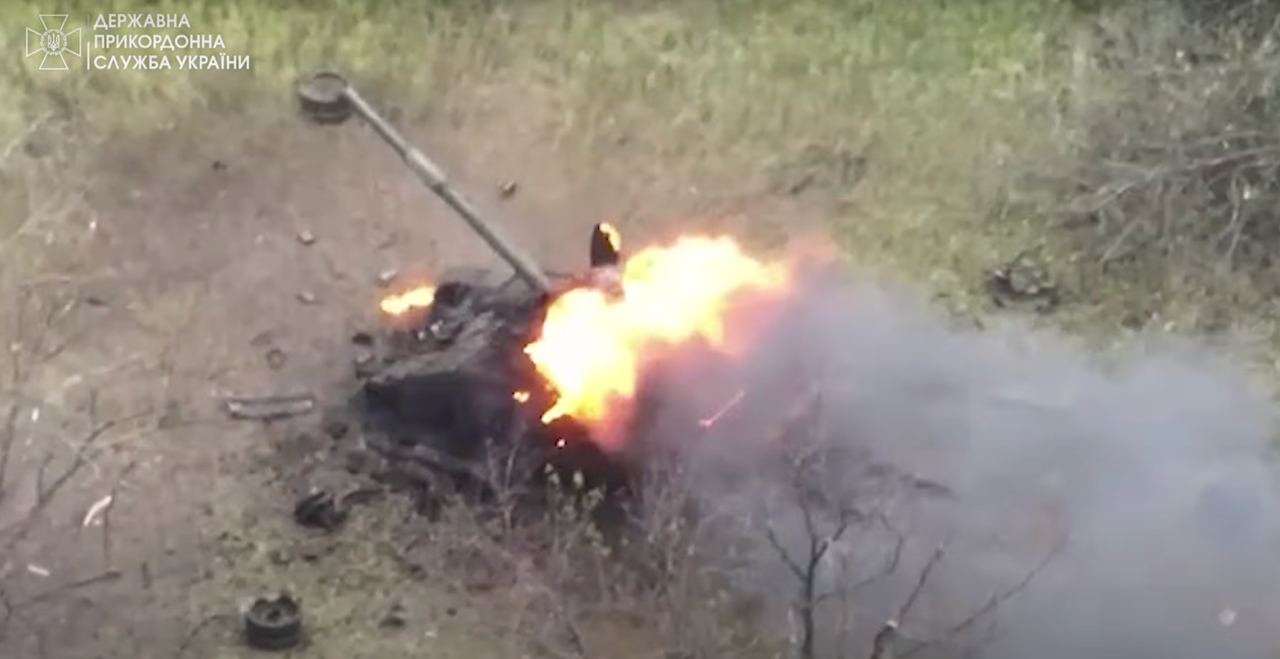 Палаючий ворожий танк, серпень 2022 Кадр з відео ДПСУ
