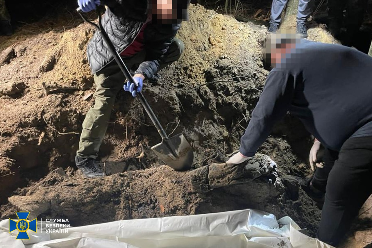 Ексгумація тіла вбитого росіянами цивільного на Київщині, вересень 2022 Фото: СБУ