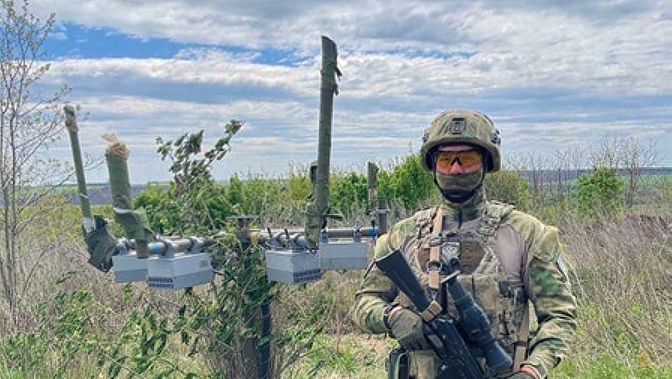 Російський військових біля комплексу РЕБ "Силок-01" на території України. Весна-Літо 2022. Україна. Фото з соцмереж
