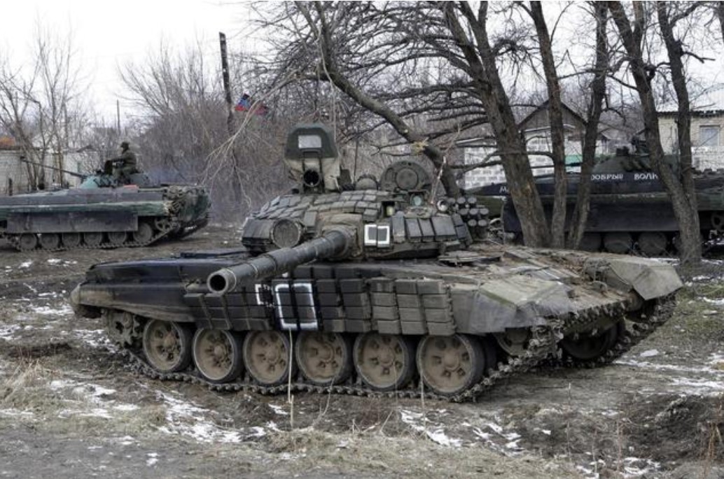 Танк Т-72Б1 російський військових під час боїв за місто Дебальцеве у лютому 2015 року