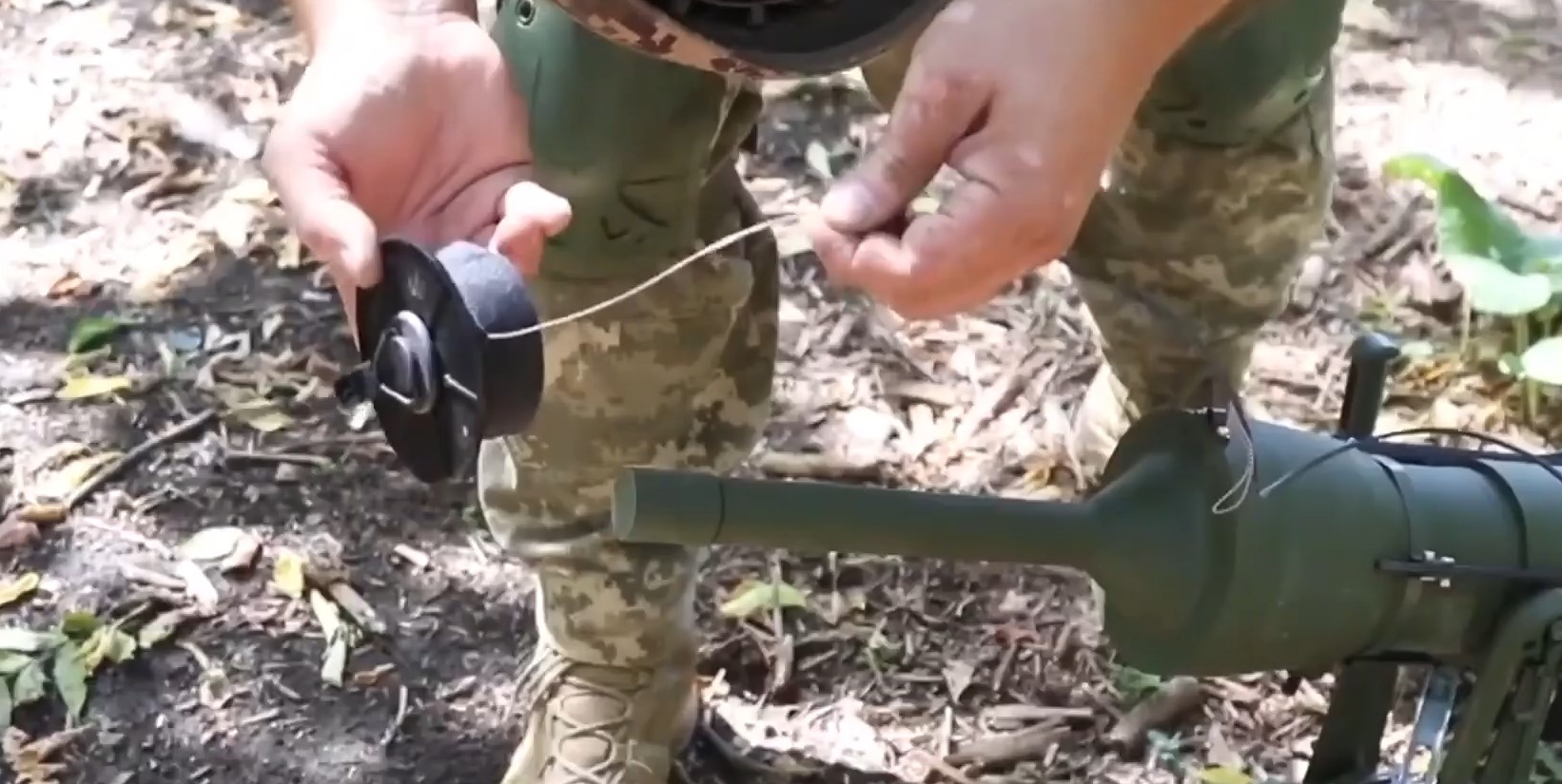 Оптоволоконний кабель міни DM22 військових України. Серпень 2022. Україна. Фото: АрміяInform