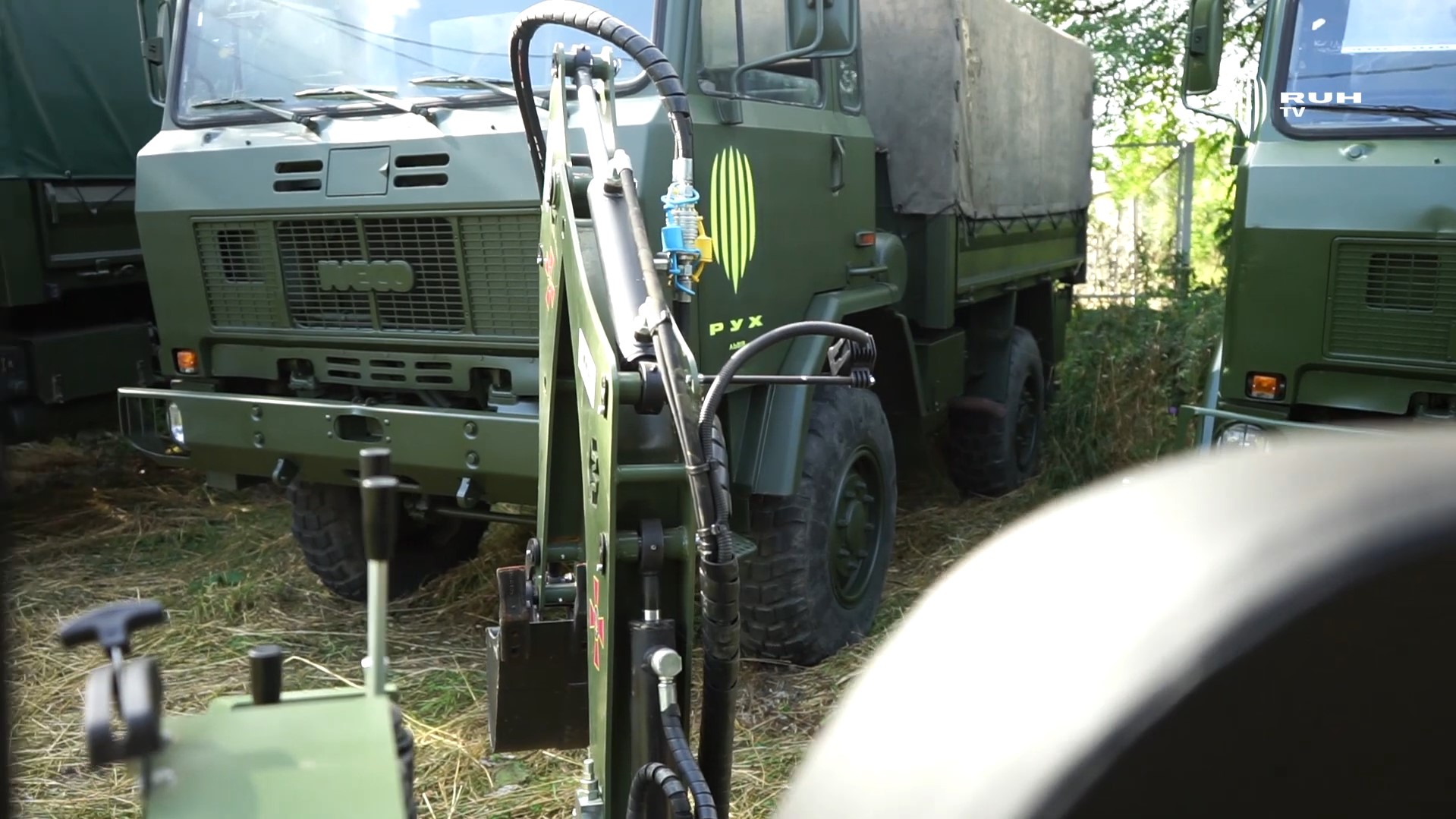 Вантажівка Iveco ACM 90 військових України. Серпень 2022. Україна. Кадр з відео Григорія Козловського