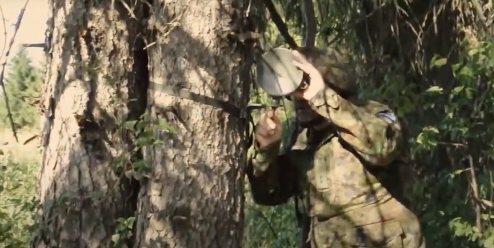 Встановлення міни PK-14 на дереві. Кадр з відео естонської армії