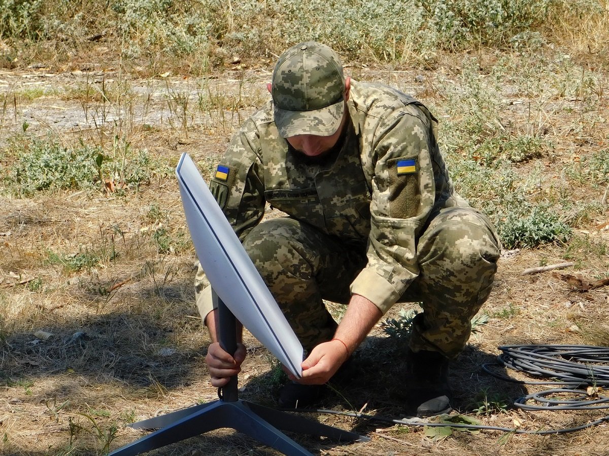 Український військовий встановлює Starlink. Фото: ЗСУ