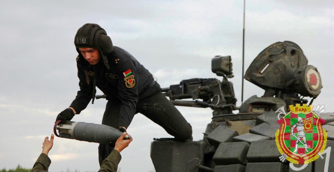Військові Білорусі заряджають снаряди у танк Т-72Б під час навчань. 2022 рік. Фото: Міноборони Білорусі