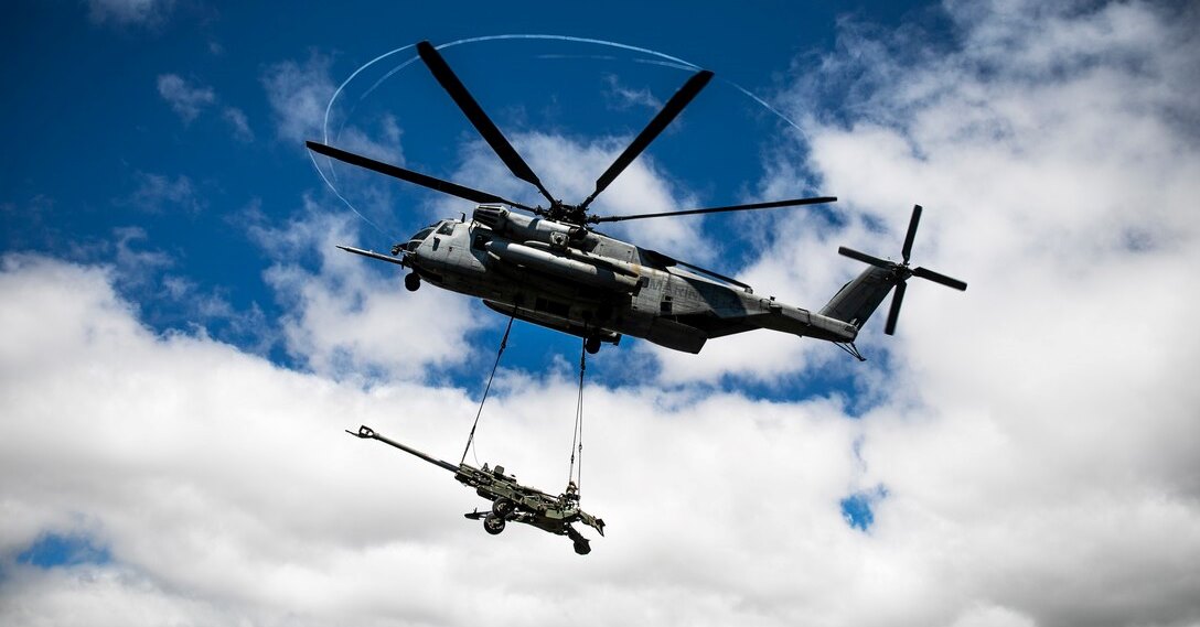 Вертоліт CH-53E Super Stallion транспортує М777. США. 2020 рік. Фото: MarineCorpsAviation