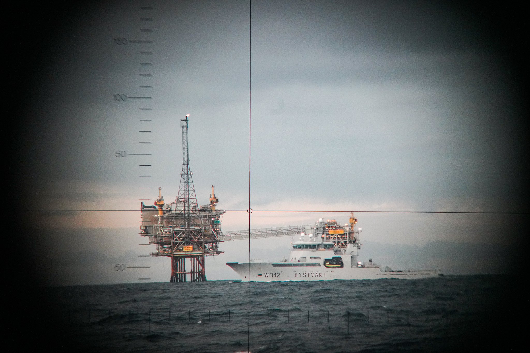 Фото нафтовидобувної вишки з перископа підводного човна, жовтень 2022 Фото: Міноборони Норвегії