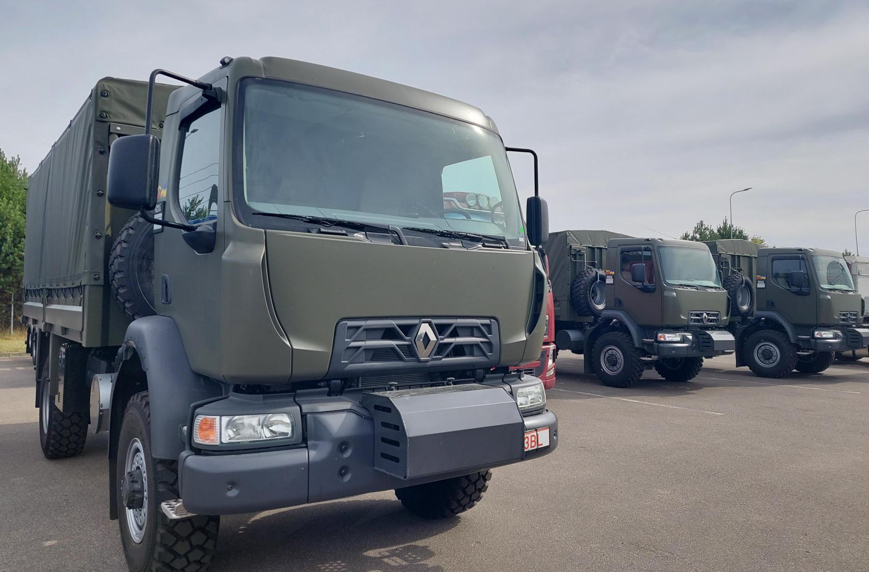 The European Union hands over 16 Renault trucks to the Armed Forces of Ukraine - Militarnyi