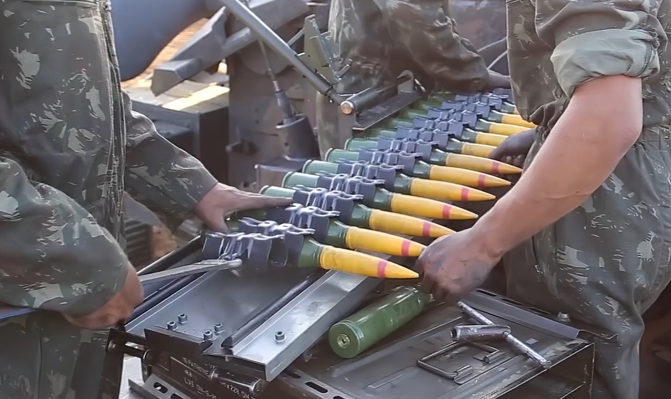 Заряджання боєприпасами 35 мм зенітної установки "Gepard" військових Бразилії. Кадр з відео Міноборони Бразилії