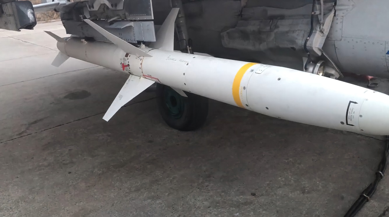 Протирадіолокаційна ракета AGM-88 HARM на українському винищувачі МиГ-29. Вересень 2022. Україна. Кадр з відео "Мілітарного"