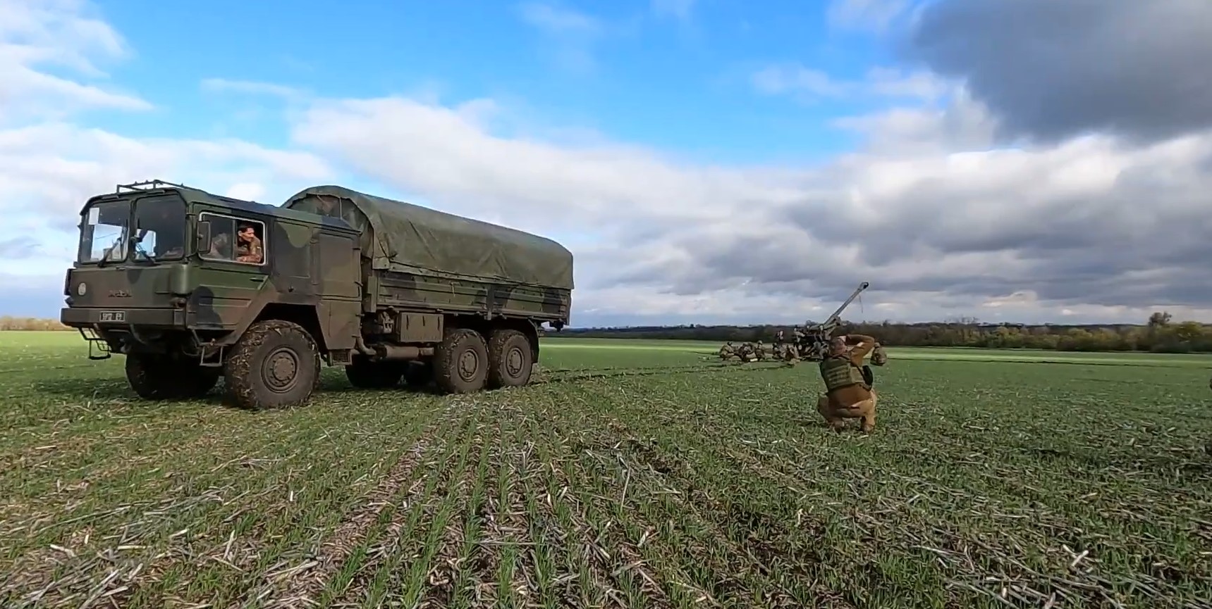 Вантажівка «MAN Kat» та гаубиця FH70 українських військових. Жовтень 2022. Україна. Кадр з відео Радіо Свобода