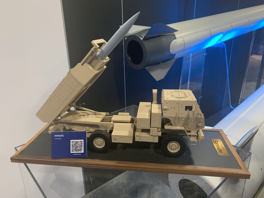Модель РСЗВ M142 HIMARS з ракетою «Precision Strike Missiles» (PrSM) на виставці «AUSA 2022». Жовтень 2022. Фото: overtdefense