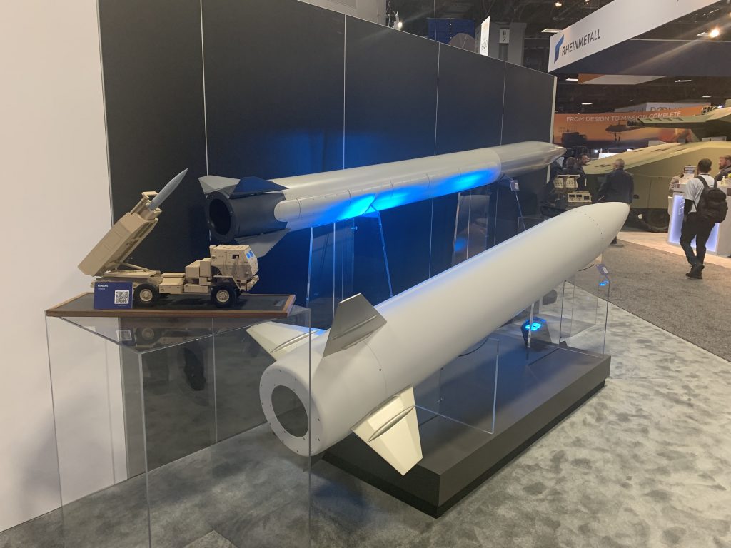 Ракета «ER GMLRS» та «Precision Strike Missiles» (PrSM) від «Lockheed Martin» для РСЗВ M142 HIMARS та М270 на виставці «AUSA 2022». Жовтень 2022. Фото: overtdefense