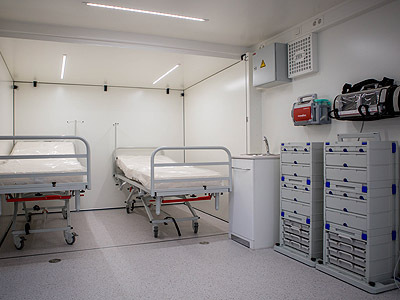 Відділення інтенсивної терапії мобільного госпіталя Зона очікування для пацієнтів мобільного госпіталя Фото: Zeppelin Mobile Systeme GmbH