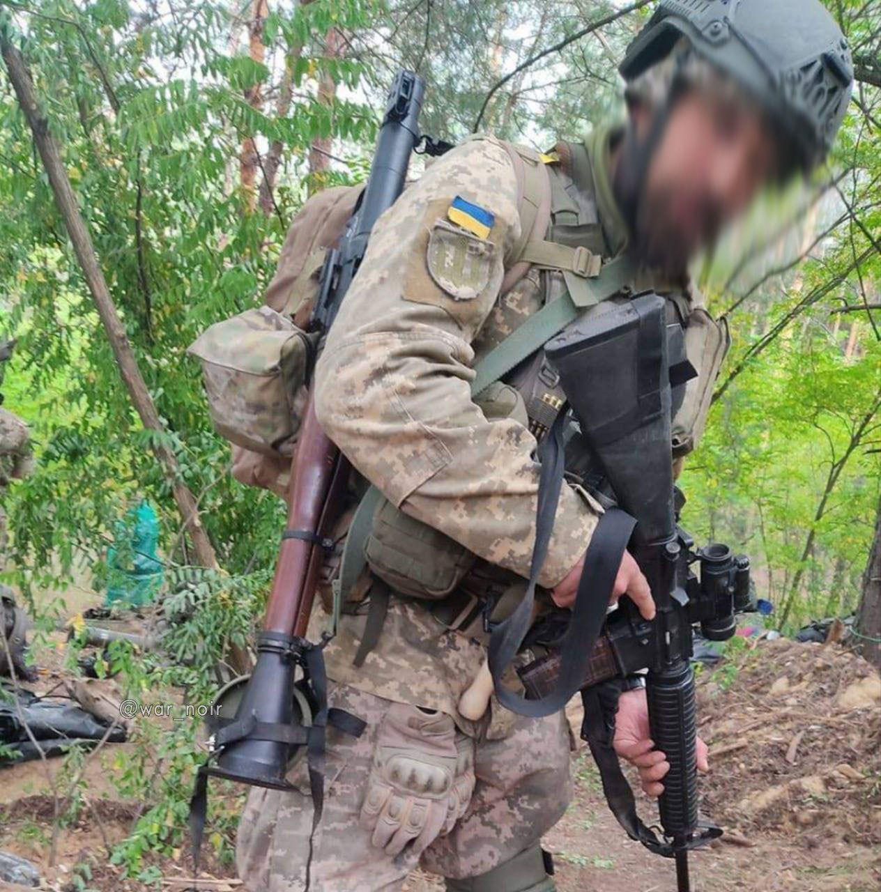 Український військовий з гвинтівкою Diemaco C7A1. Вересень 2022. Україна. Фото з соцмереж