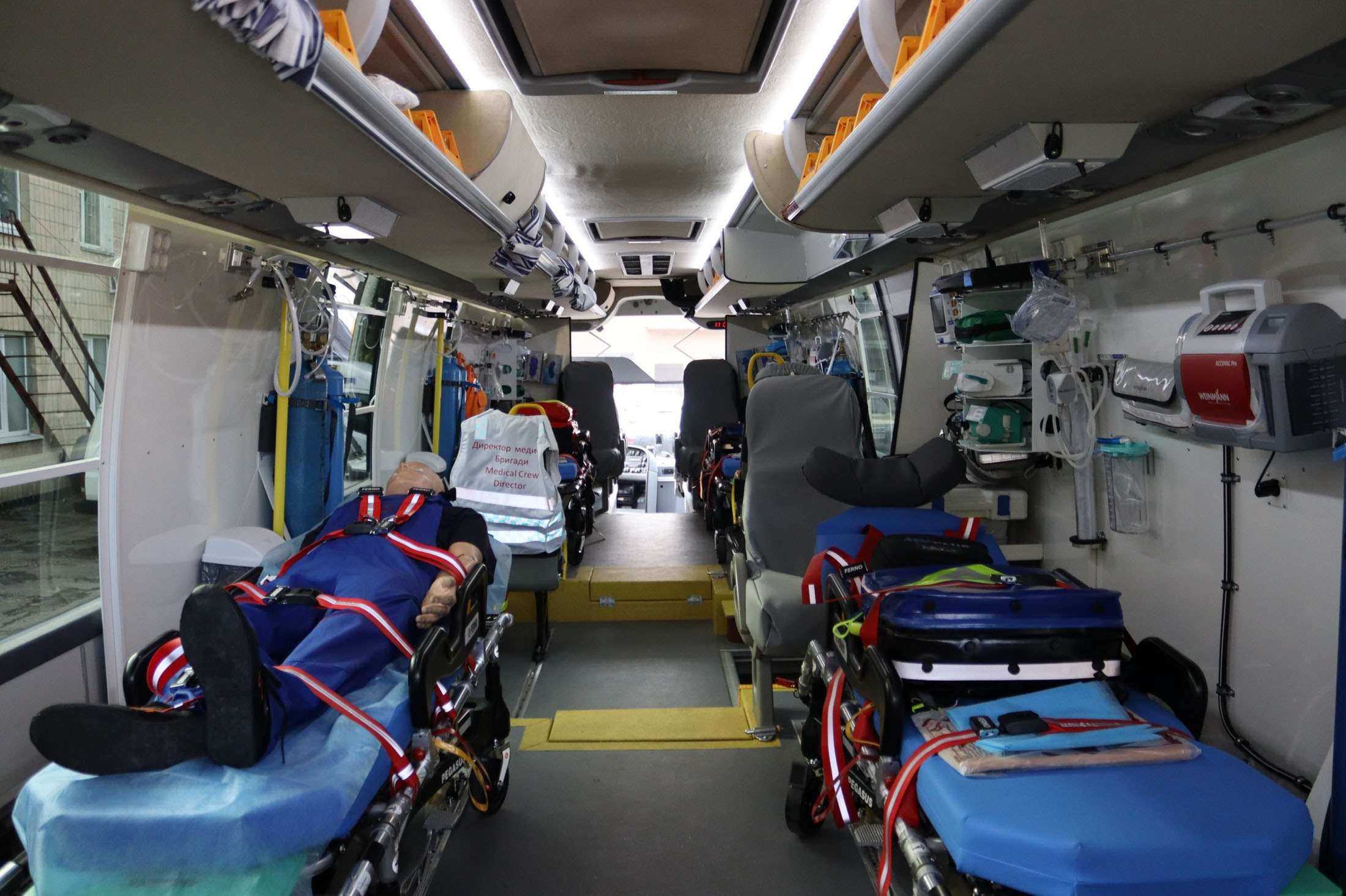 Оснащення медичного автобуса Фото: НАТО