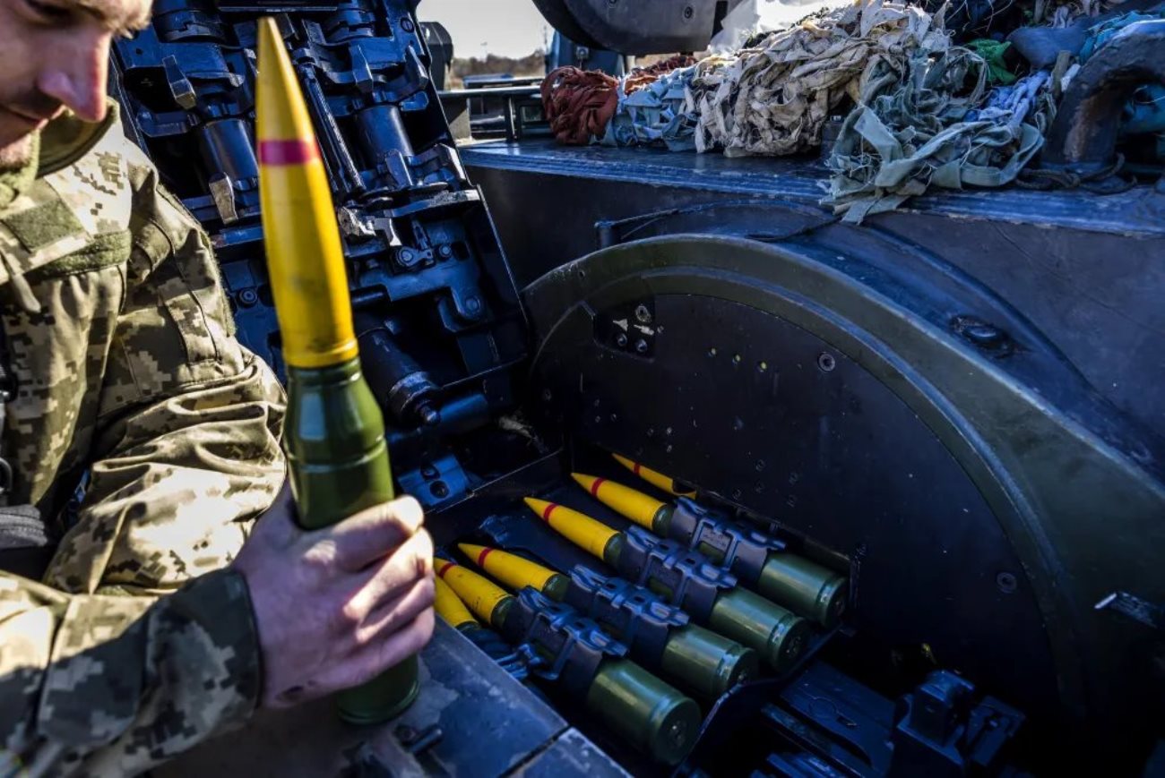 35-мм боєприпаси до зенітної самохідної установки «Gepard» український військових. Жовтень 2022. Україна. Фото: Bild