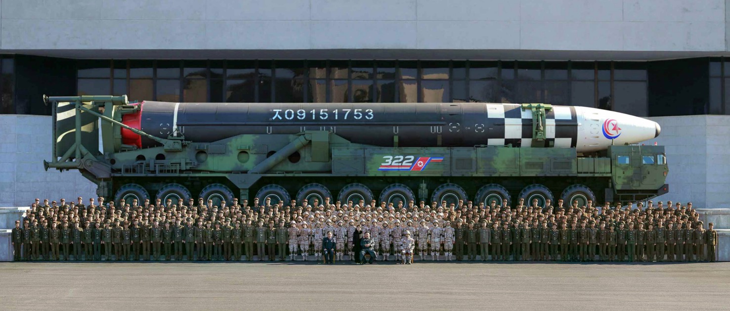 Групове фото Кім Чен Ина з військовими, які брали участь у розробці та випровуваннях Hwasong-17, листопад 2022 Фото: державні ЗМІ КНДР