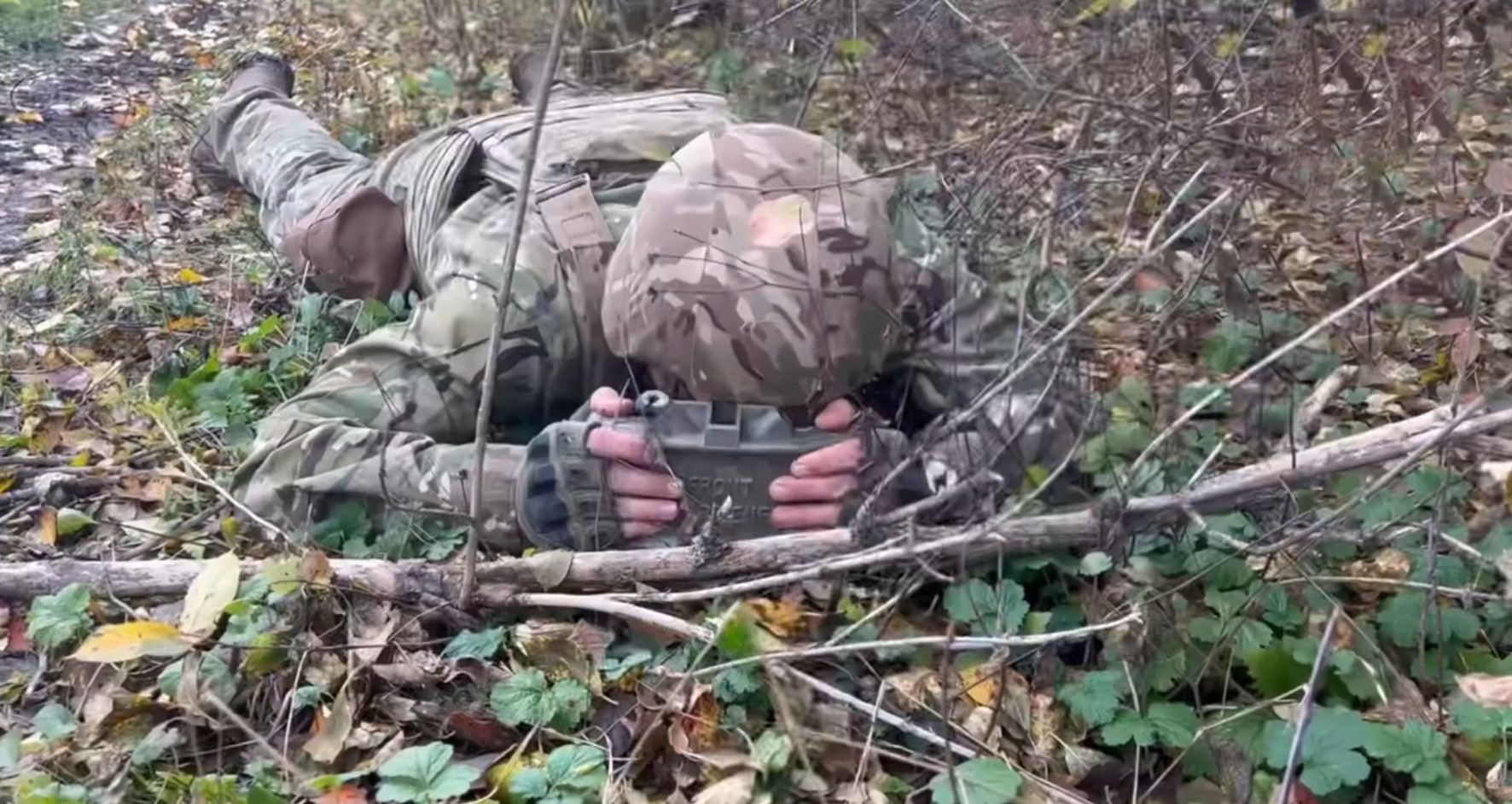 Український військовий встановлює міну M18A1 Claymore. Осінь 2022. Україна. Кадр з відео української 110-ї бригади.