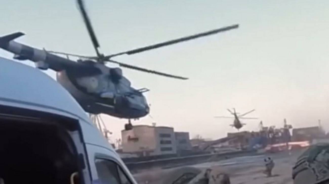 Гелікоптери Ми-8 українських сил над Маріуполем. Весна 2022. Україна. Кадр з відео соцмереж
