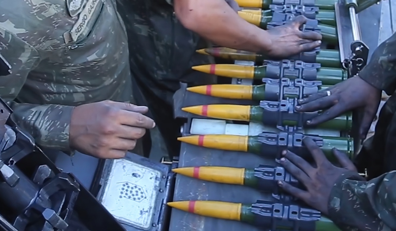 Заряджання боєприпасами 35 мм зенітної установки "Gepard" військових Бразилії. Кадр з відео Міноборони Бразилії