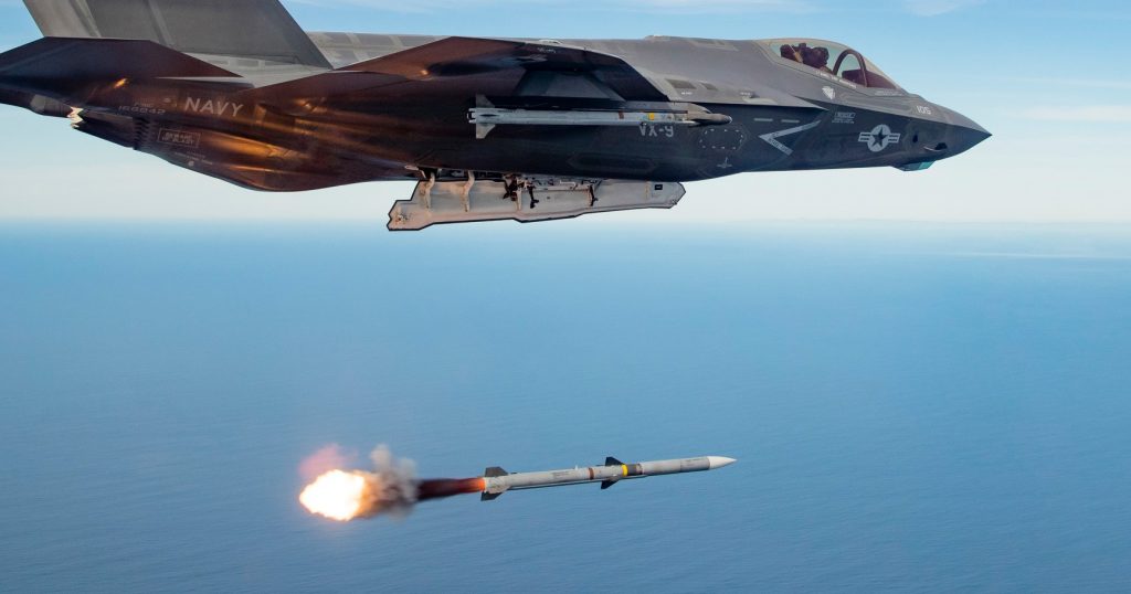 Винищувач F-35 Повітряних сил США запускає ракету AIM-120 AMRAAM. 2019 рік. США. Фото: dwards.af.mil