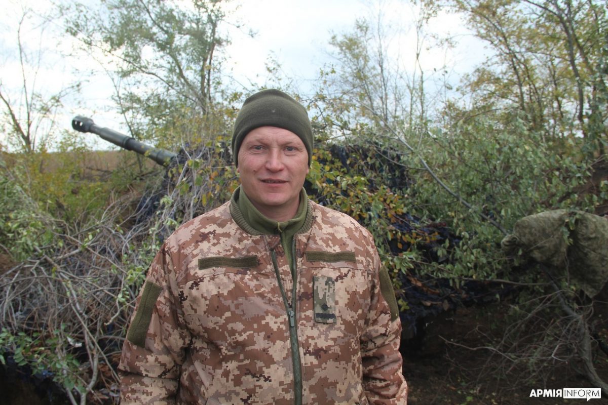 Український майор із позивним «Базальт» на фоні 2С1 «Гвоздика». Листопад 2022. Україна. Фото: АрміяInform