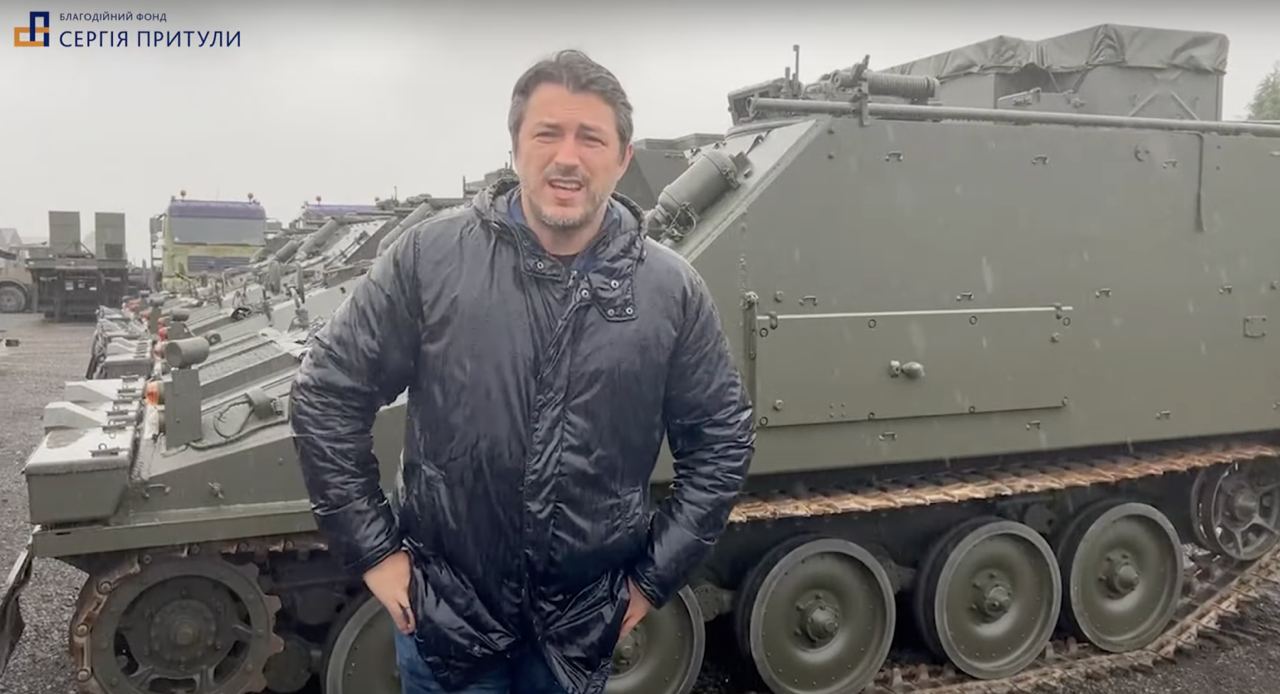 Сергій Притула демонструє бронетранспортери Sapartan Кадр з відео