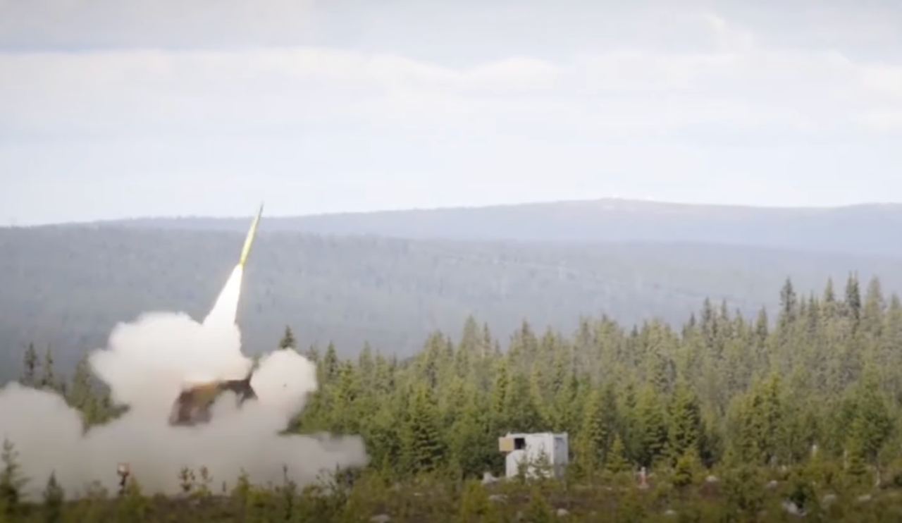 Пуск ракети з РСЗВ LRU Кадр з відео
