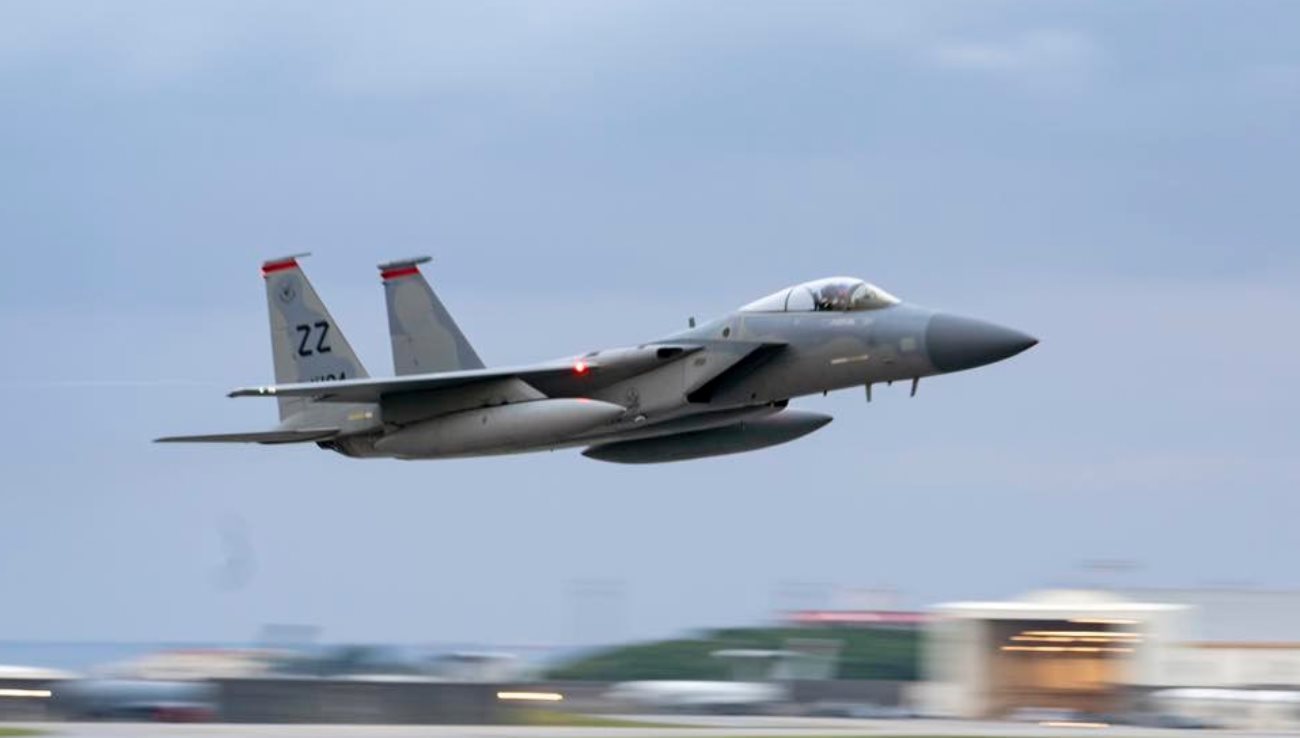 Винищувачі F-15C/D 18-го авіакрила Повітряних сил США на авіабазі “Kadena” у Японії. Листопад 2022. Фото: Повітряні сили США