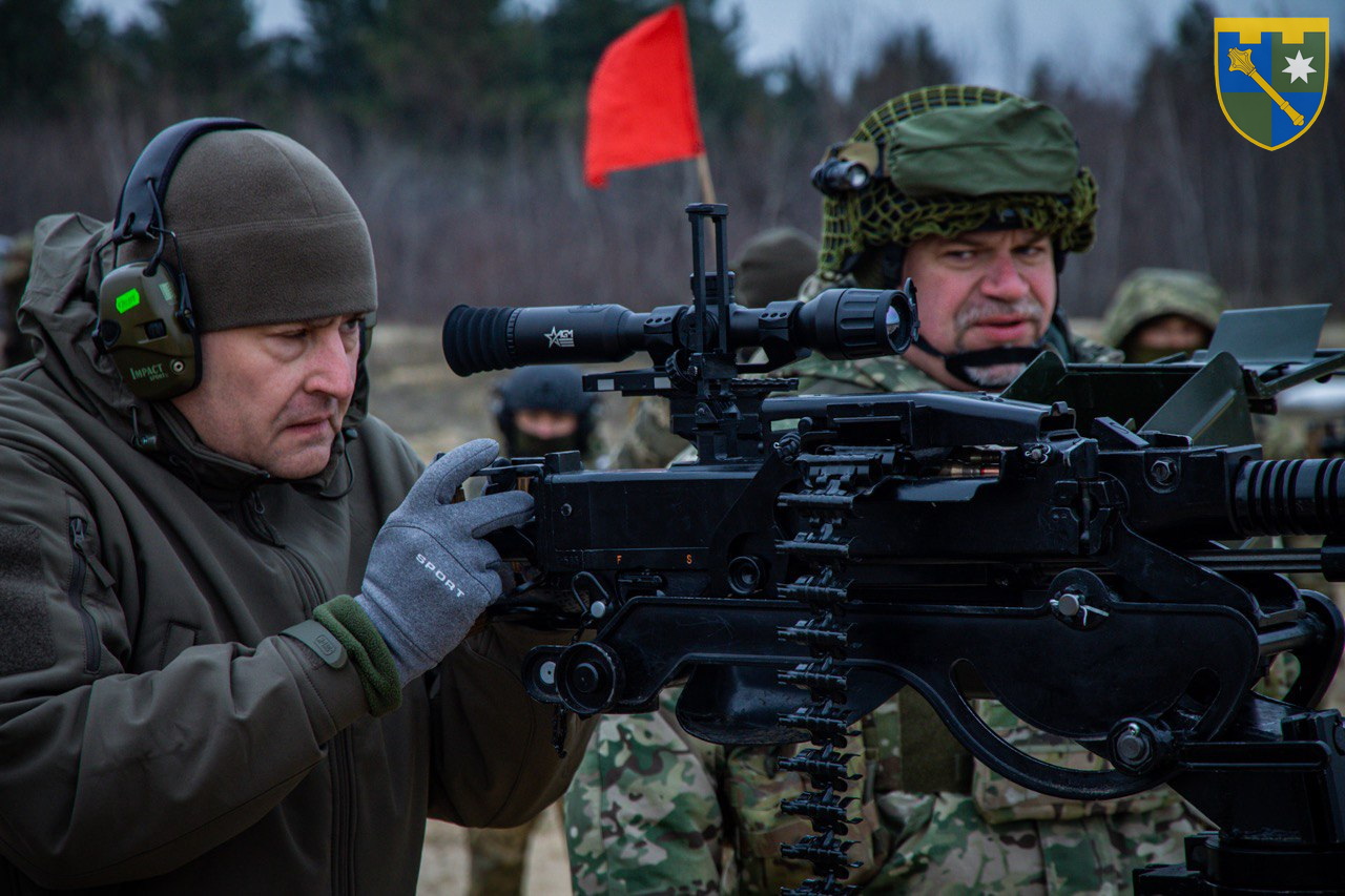 Український боець з великокаліберним кулеметом ДШКМ румунської компанії Uzina Mecanica Cugir (CUGIR). Грудень 2022. Україна. Фото: Тероборона