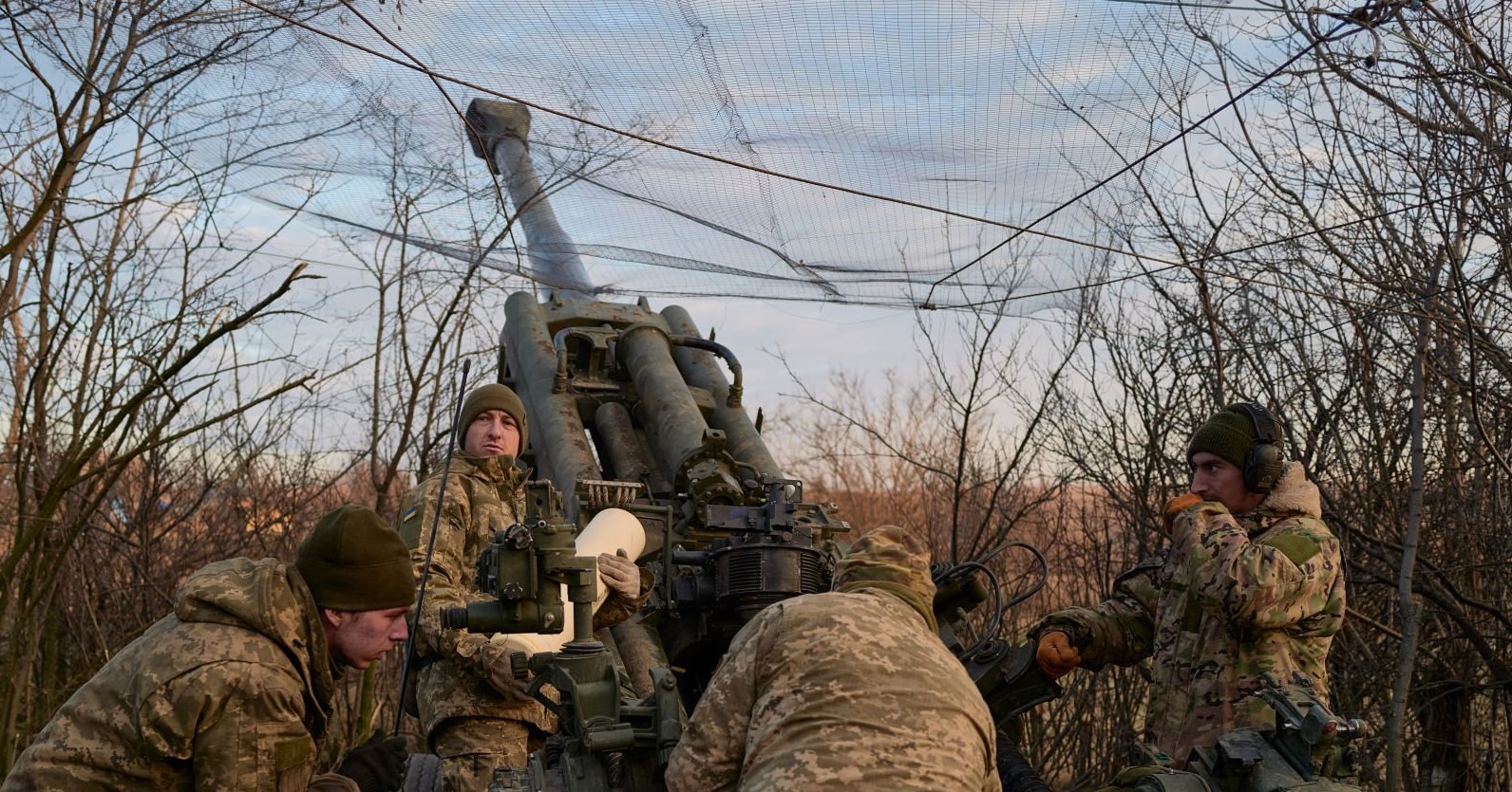 Артилеристи 55-ї бригади встановили захисну сітку над позицією гаубиці М777. Грудень 2022. Україна, Бахмутський напрямок. Фото: Кром Пьер