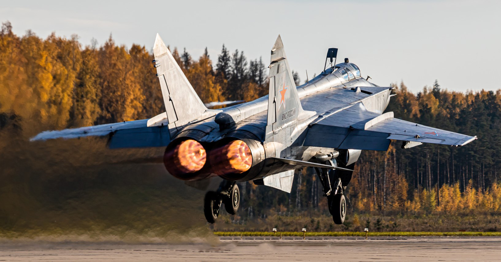 Російський винищувач-перехоплювач МиГ-31 з номером 50 (червоний). 2021 рік. Росія. Фото з відкритих джерел
