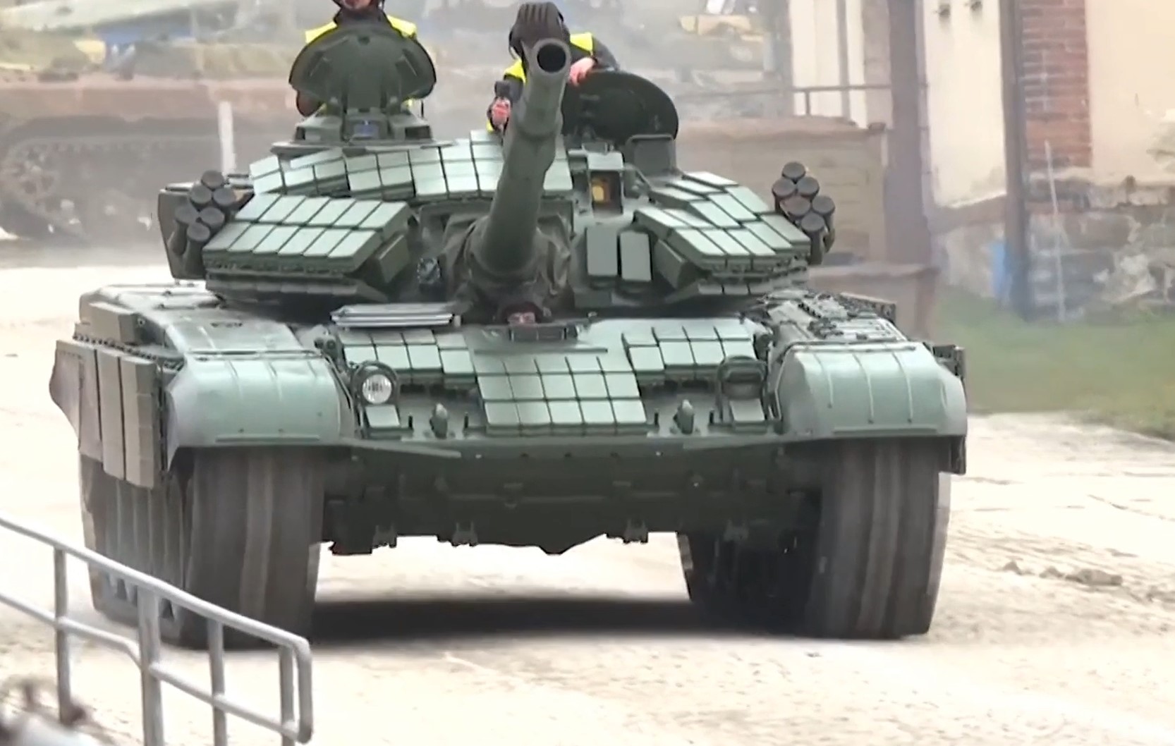 Модернізований танк Т-72 для України на заводі Excalibur Army. Чехія. Грудень 2022. Кадр з відео "Настоящее время"