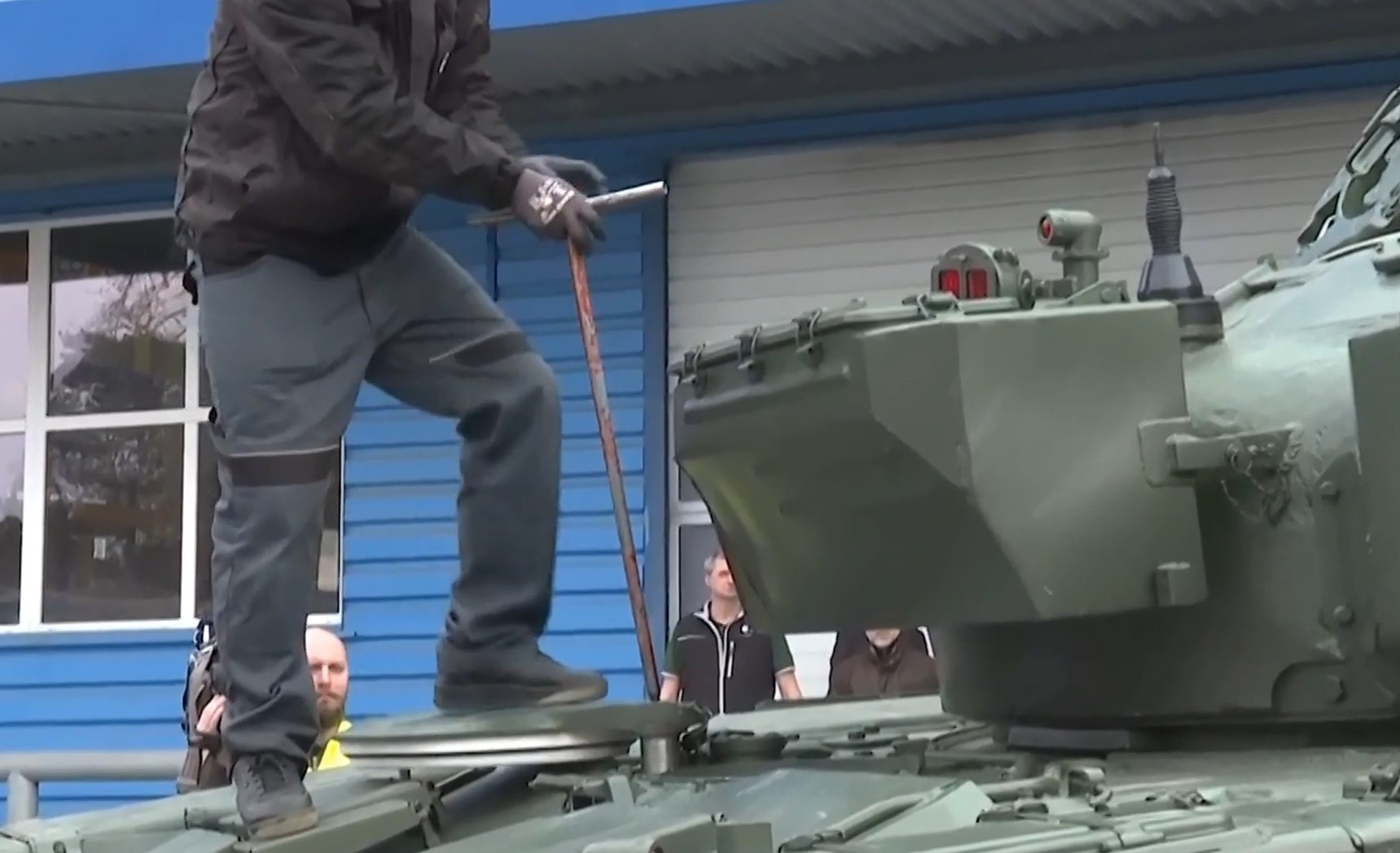 Модернізація танків Т-72 для України на заводі Excalibur Army. Чехія. Грудень 2022. Кадр з відео "Настоящее время"