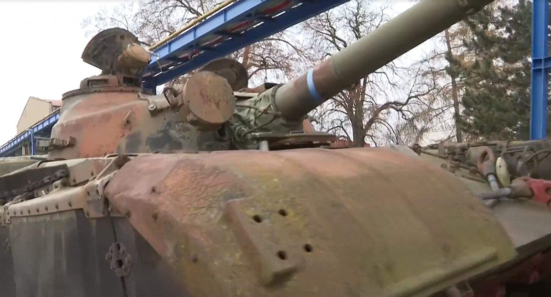 Танк Т-72 до початку модернізації для України на заводі Excalibur Army. Чехія. Грудень 2022. Кадр з відео "Настоящее время"