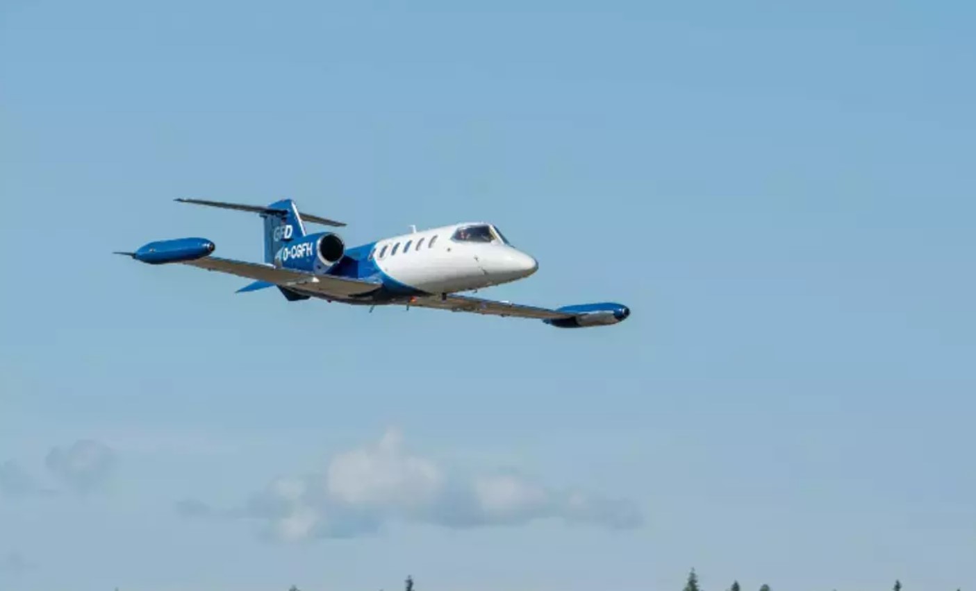 Літак Learjet 35, який імітував винищувач під час випробувань Multi-Domain Flight Demo (MDFD). Літо 2022. Фото: Airbus