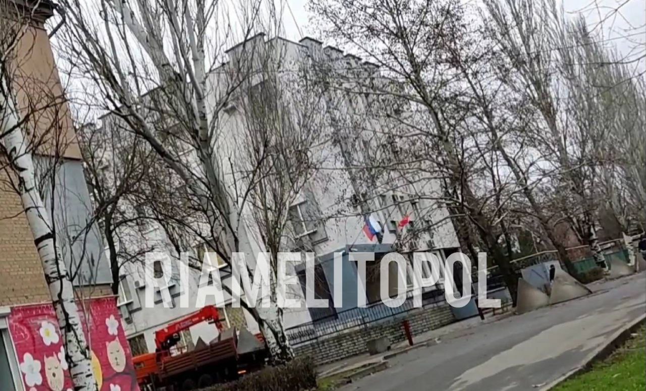 Бетонні блоки біля будівлі прокуратури Мелітополя, грудень 2022 Фото: Риа-Мелитополь