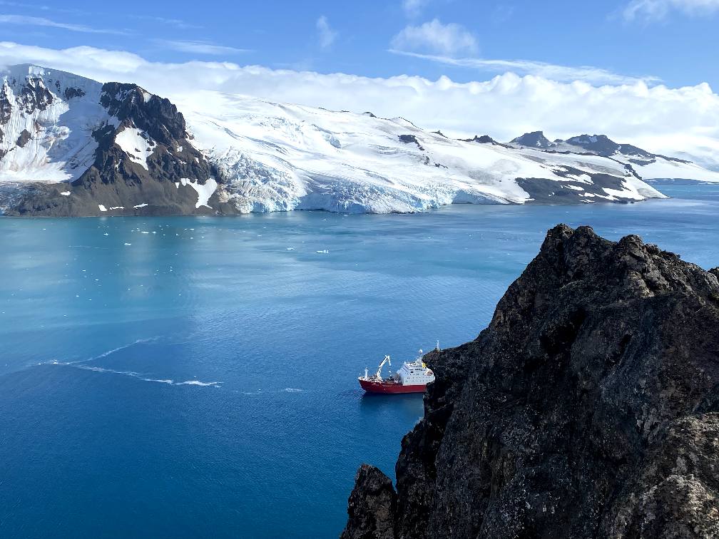 Криголам "Ноосфера" біля берегів Антарктики, січень 2023 Фото: НАНЦ