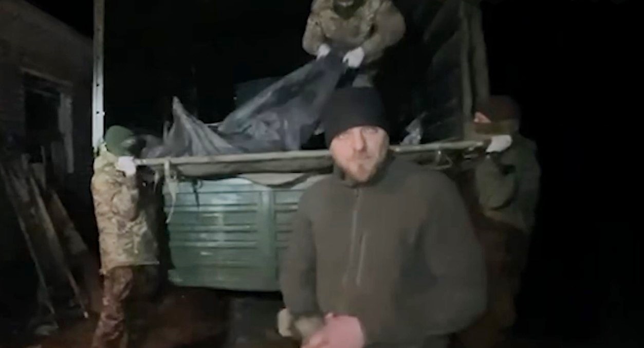 Teherautó a Wagner-csoport orosz harcosainak testével.  2022.12.31.  Ukrajna.  Képkocka az orosz tömegmédia videójából