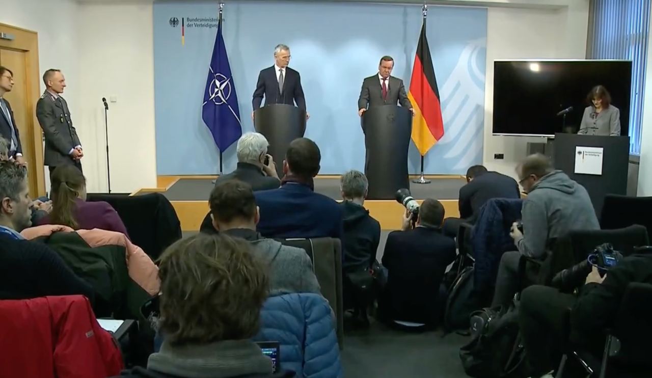 Єнс Столтенберг та Борис Пісторіус під час пресконференції 24 січня 2023 Кадр з відео
