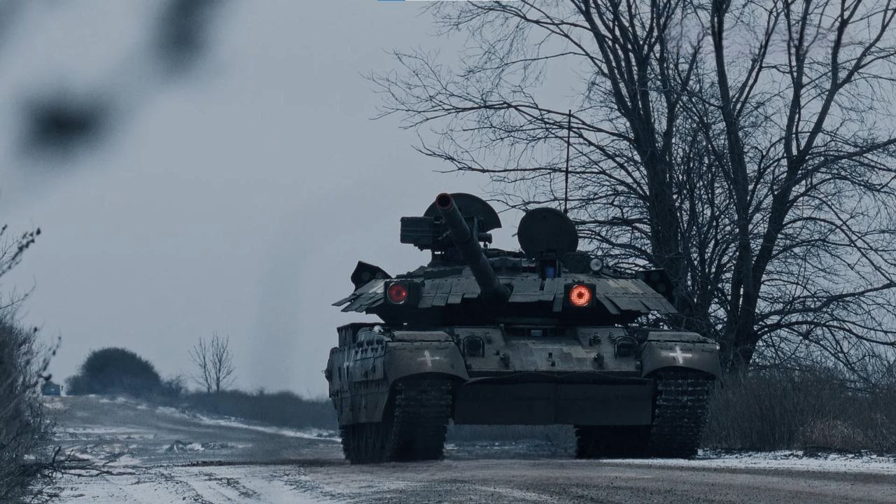 Україна вкрай потребує сучасних танків на полі бою. На фото: один з небагатьох сучасних зразків Т-84У "Оплот" вітчизняного виробництва. Фото зроблене в районі Бахмуту, лютий 2023 року